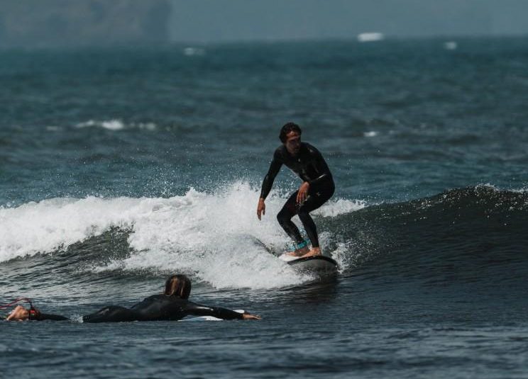 Hombre surfeando en tabla de surf Hibrida