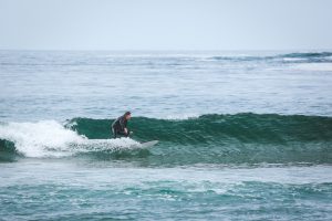 hombre surfeando